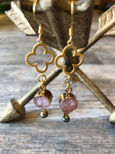 Load image into Gallery viewer, Sparrow Clover Earrings